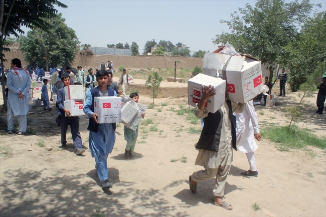 Afganistan'da bulunan Türk birliğinden savaş mağduru ailelere yardım